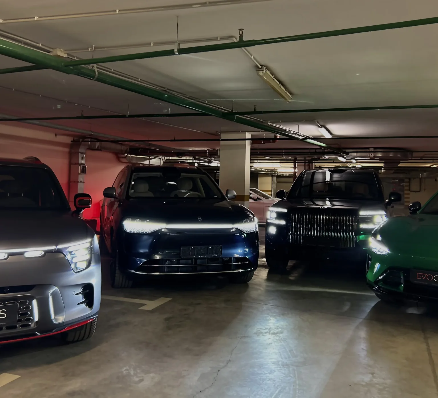 Автомобили на собственной парковке EVOCARS в Москве