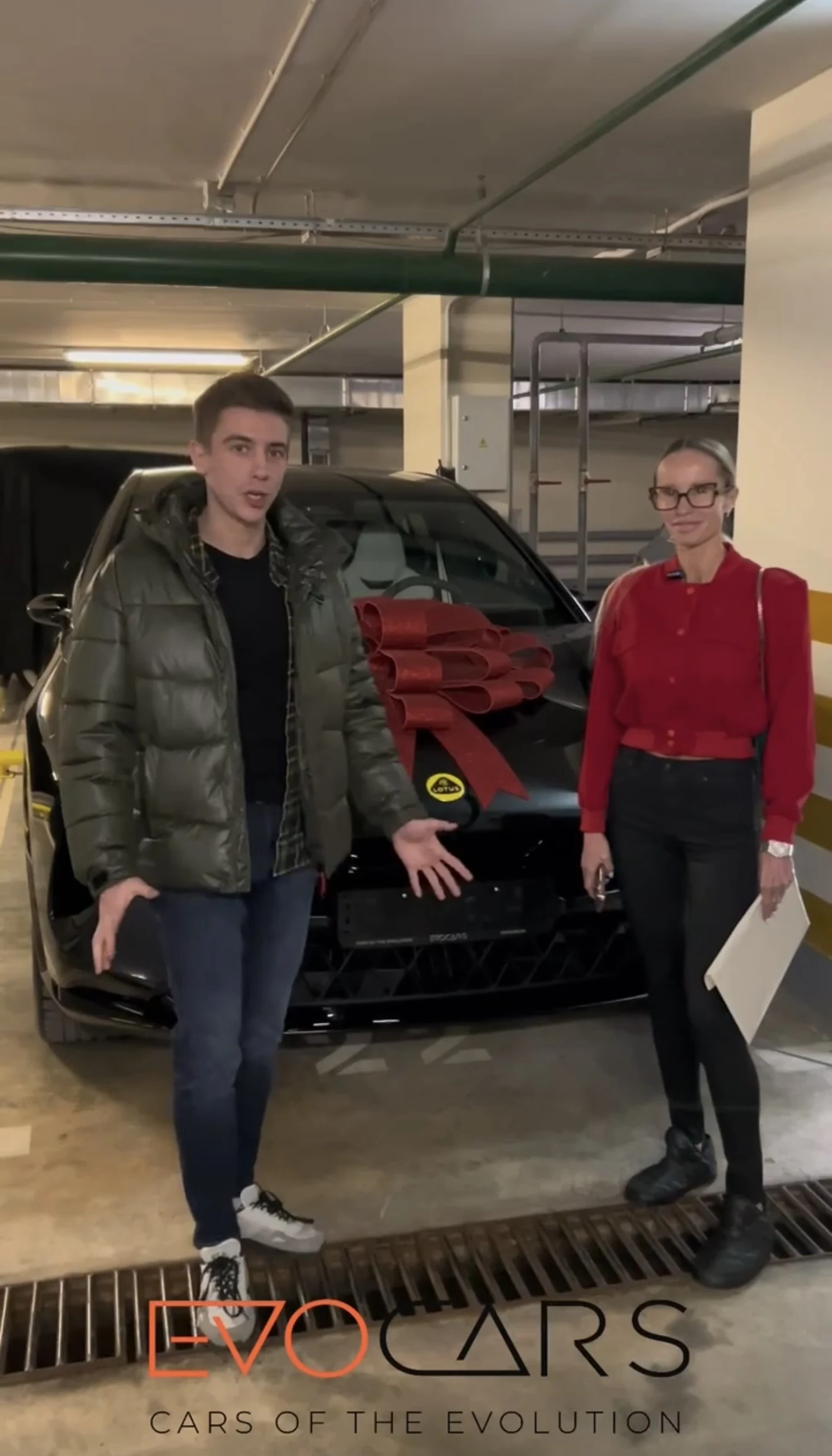 Клиенты EVOCARS на выдаче чёрного автомобиля